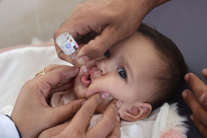 Po dva odmerka cepiva je prejelo 556.774 otrok, okoli 448.400 pa jih je prejelo vitamin A. FOTO: Omar Al-qattaa/Afp