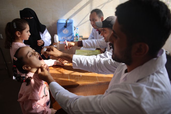 V Gazi so poleti potrdili prvi primer okužbe z otroško paralizo po 25 letih, kampanja cepljenja pa se je začela septembra. FOTO: Omar Al-qattaa/Afp