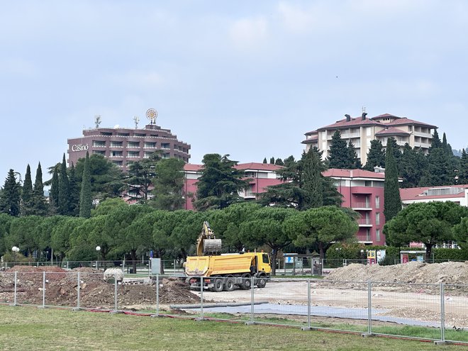 Gradbišče za novi gostinsko-trgovski objekt v Portorožu. FOTO: Nataša Čepar/Delo