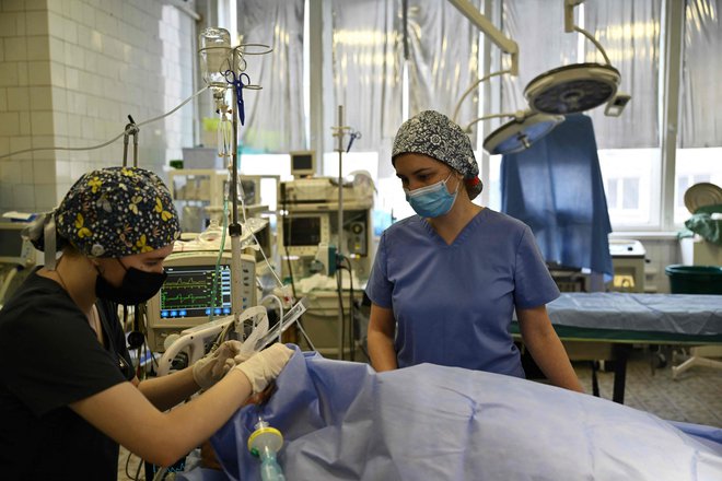 Številne evropske države zaznavajo upad kliničnih preizkusov v primerjavi z letom 2018. FOTO: Genya Savilov/AFP