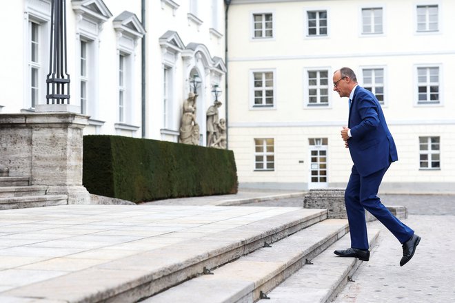 Predsednik CDU Friedrich Merz se je sestal s kanclerjem Olafom Scholzem, toda prvi pogovor po razpadu koalicije po poročanju nemških medijev ni obrodil sadov. FOTO: Lisi Niesner/Reuters