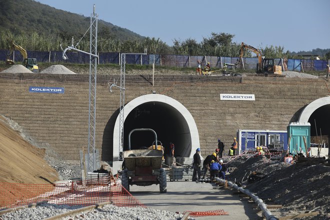 Do tega mesta pred predorom Škofije so delavci SŽ ŽGP postavili tračnice na betonske pragove, od tod jih bodo na togo podlago. Foto Jože Suhadolnik