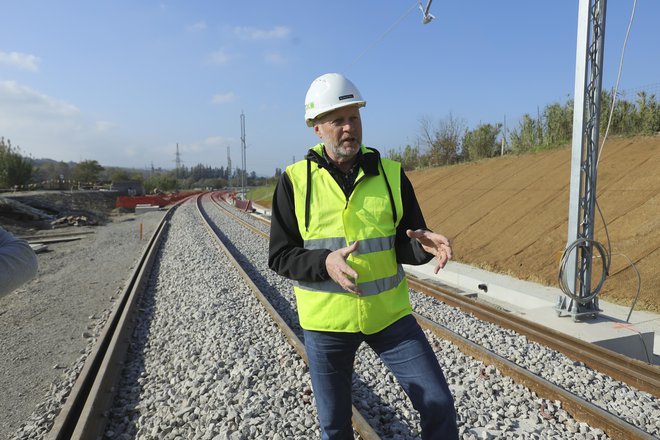 Prve tračnice nove proge od Koprra proti Divači. Zunaj predorov in viaduktov bo za nekajmanj kot 4 kilometre tračnic postavljenih klasično na betonskih pragovih. Foto Jože Suhadolnik