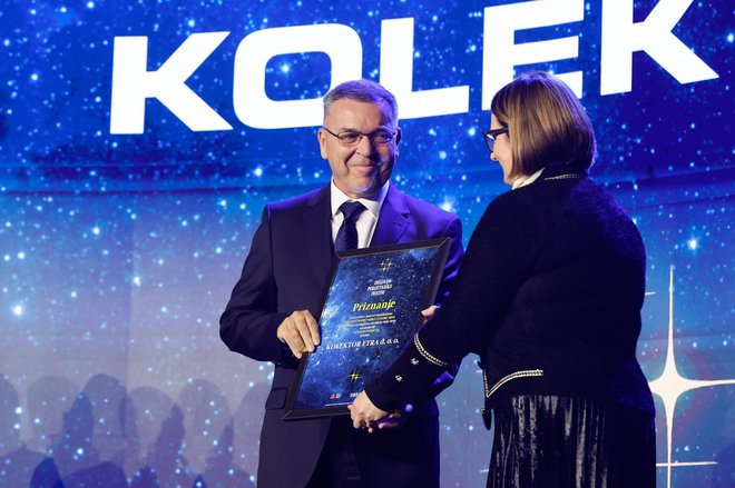 Peter Novak, direktor Kolektor Etra, ki je osvojilo Delovo podjetniško zvezdo. Na začetku podelitve mu je priznanje za sodelovanje podelila Nataša Luša, direktorica Dela. FOTO: Leon Vidic/delo 