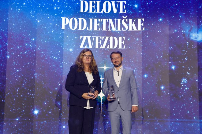 Debby Hurwits, direktorica Intersocks in Sergej Smrkolj, direktor podjetja Skitti, dobitnika priznanj Delova podjetniška zvezda po izboru bralcev. FOTO: Leon Vidic/Delo