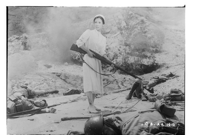 Rdeči angel, režiserjev v tujini najbolj cenjeni film, poleg vojnih grozot postavlja v ospredje vprašanje o razmerju med žensko opolnomočenostjo in seksom oziroma ljubeznijo. FOTO: promocijsko gradivo