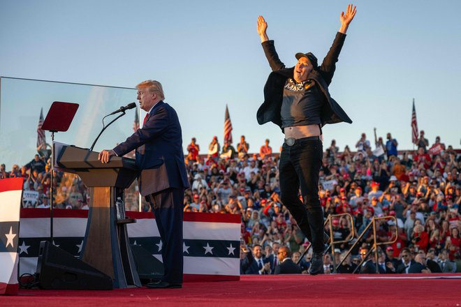 Milijarder Elon Musk (desno) se – vsaj javno – bolj kot katerikoli drugi poslovnež navdušuje nad napovedanimi politikami Donalda Trumpa.

FOTO: Jim Watson/AFP