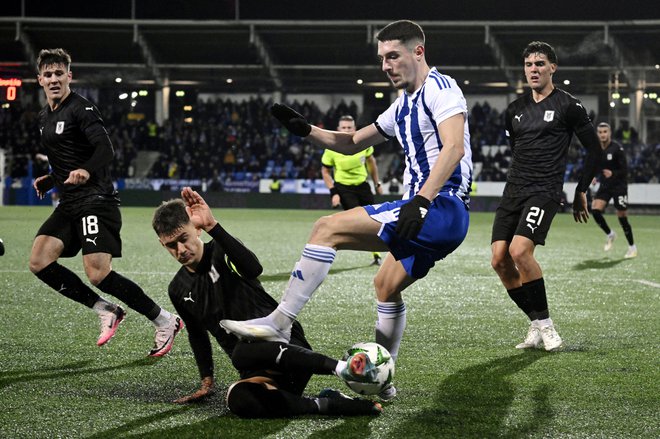 Olimpija je v Helsinkih tudi brez najboljših zanesljivo premagala HJK in je že pri šestih točkah po treh tekmah. Eden od junakov zmage je bil strelec prvega gola Marko Brest (levo). FOTO: Lehtikuva/Reuters 