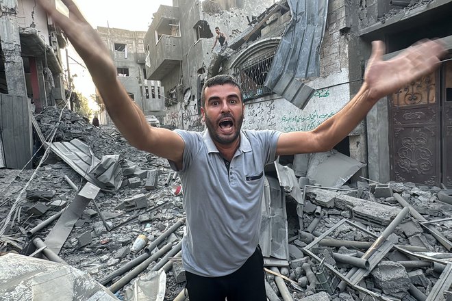 Nova izraelska zakonodaja je namenjena palestinskim državljanom Izraela, znanim tudi kot izraelski Arabci. Na fotografiji: Palestinec med ruševinami po izraelskem napadu na begunsko taborišče Jabalia. FOTO: AFP