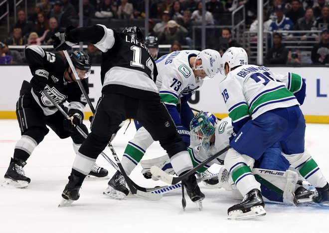 Hokejisti Vancouver Canucks (v belih dresih) so si ključnmo prednost priigrali v drugi tretjini. FOTO: Harry How/Getty Images Via AFP