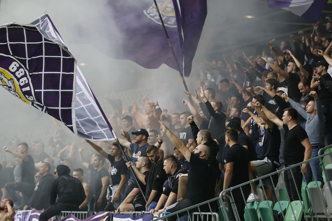 Mariborski navijači so za derbi v Ljubljani že pripravili. FOTO: Leon Vidic/Delo