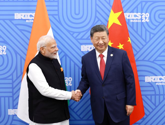 Indijski premier Narendra Modi se je v zakulisju vrha Brics+ v Rusiji sestal s kitajskim predsednikom Xi Jinpingom. To je bilo njuno prvo uradno bilateralno srečanje po letu 2019. FOTO: Reuters