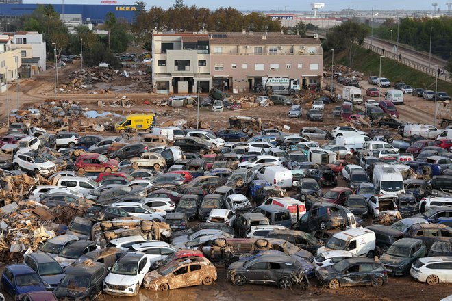 V poplavah, ki so konec oktobra zajele Španijo, naj bi bilo uničenih več kot 100.000 vozil. Foto Cesar Manso/AFP