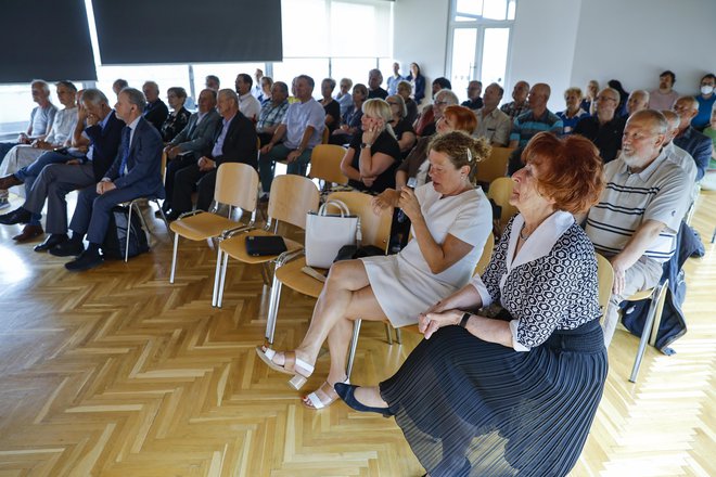 V pokojninski sistem je že vgrajena solidarnost, socialni položaj upokojencev s pokojninami pod pragom revščine pa je treba urediti s trajnimi sistemskimi rešitvami, menijo v sindikatu. FOTO: Jože Suhadolnik/Delo