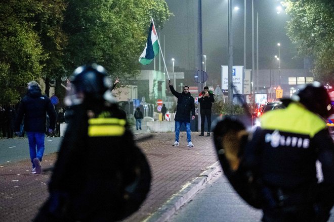 Nizozemska policija je imela obilo dela. FOTO: Jeroen Jumelet/AFP