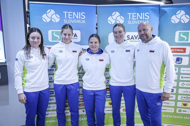 Slovenski tabor optimistično pričakuje naslednji teden – z leve: Tamara Zidanšek, Alja Senica, Pia Lovrič, Živa Falkner in zvezni kapetan Andrej Kraševec. Na fotografiji manjka Veronika Erjavec, ki še igra na turnirju v Kolumbiji. FOTO: Jože Suhadolnik/Delo