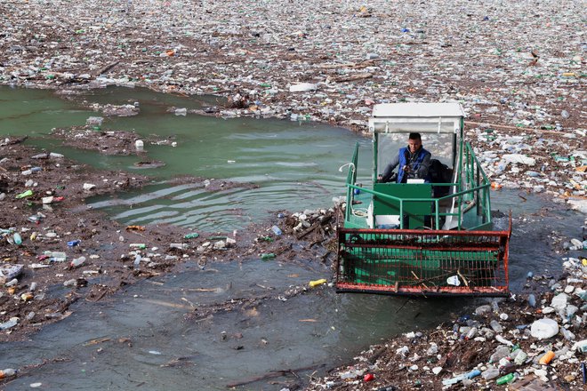 Povodenj je Grabovičko jezero prekrila z odpadki.

Foto Amel Emric/Reuters