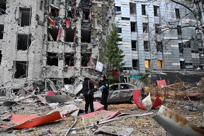 V zadnjih dneh so se okrepili ruski napadi na ukrajinska mesta. Na fotografiji razdejanje v Harkovu. FOTO: Sergej Bobok/AFP