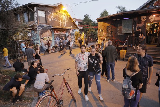 Vse luči se odprejo z metelkovskim prizorom, ki deluje kot propagandni izsek kakšnega populističnega glasila. FOTO: Jože Suhadolnik/Delo