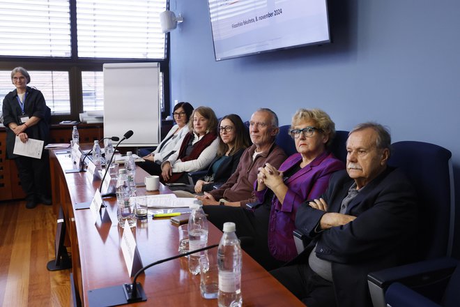 Na okrogli mizi o dolgoživi družbi so sodelovali sedanji in nekdanji rektorji in prorektorji slovenskih univerz ter predsednica Academicusa, kluba upokojenih profesorjev reške univerze. FOTO: Leon Vidic/Delo