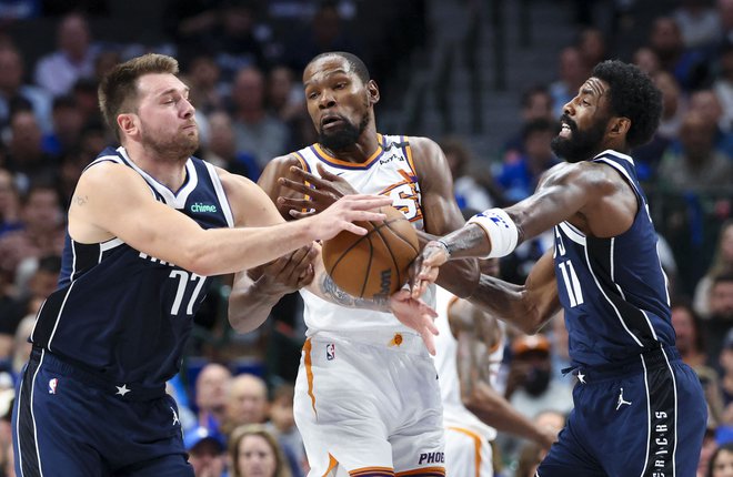 Luka Dončić in Kyrie Irving (desno) nista mogla preprečiti Dallasovega poraza. Kevin Durant (na sredini) je prispeval levji delež k zmagi Phoenixa. FOTO: Kevin Jairaj/Usa Today Sports