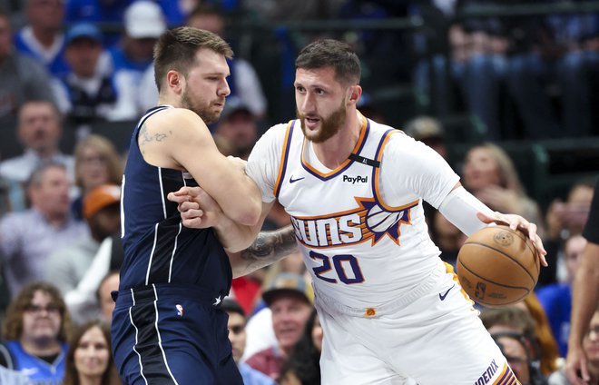 Jusuf Nurkić (desno) je zadel zmagoviti koš za Phoenix. FOTO: Kevin Jairaj/Usa Today Sports