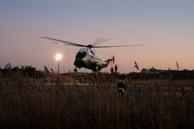 Pogodbeniki so potrebni, ker bodo ZDA v kratkem Ukrajini poslale lovska letala F-16 in sisteme raketne obrambe patriot. Na fotografiji helikopter z ameriškim predsednikom Bidnom na krovu. FOTO: Ken Cedeno/Reuters