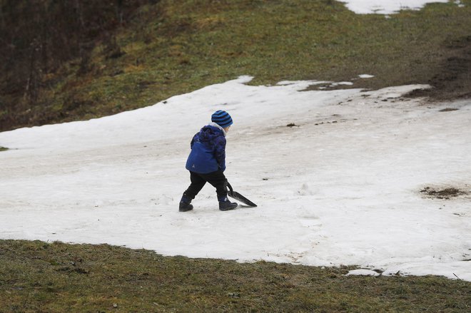 »Podnebne spremembe delajo proti nam in delovanje smučišča je možno samo, če vsi sodelujemo,« je dejal škofjeloški župan Tine Radinja in opozoril, da zgolj z zimsko sezono smučišče na tako nizki nadmorski višini ne more preživeti. FOTO: Leon Vidic/Delo