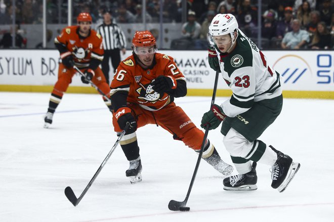 Avstrijec Marco Rossi (desno) je tokrat igral vidno vlogo na ledu. FOTO: Jessica Alcheh/Usa Today Sports