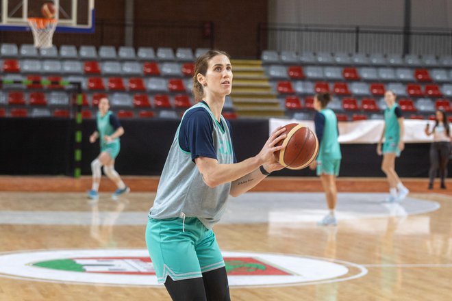 Kapetanka Eva Lisec je pod košem v Jessici Shepard dobila odlično partnerico. FOTO: Voranc Vogel