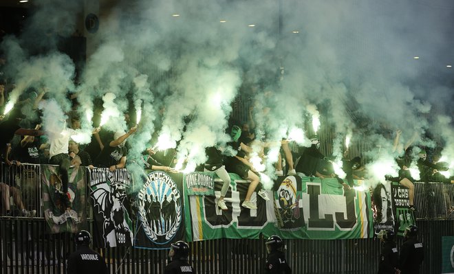 Obeta se dobro vzdušje na tribunah Stožic. Foto Jože Suhadolnik