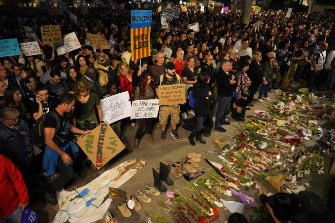 Protetsniki so se spomnili tudi žrtev najsmrtonosnejše naravne nesreče v moderni zgodovini Španije. FOTO: Cesar Manso/Afp