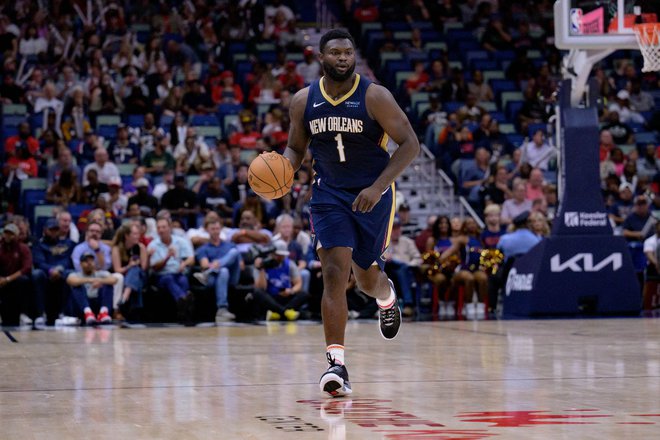 Zion Williamson je eden najbolj atraktivnih in eksplozivnih košarkarjev v ligi, žal pa je tudi pogosto poškodovan. FOTO: Matthew Hinton/Reuters