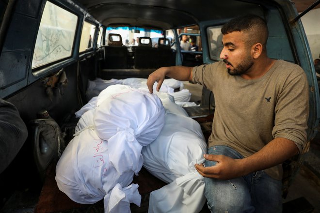 V drugem napadu na sosesko Sabra v mestu Gaza pa je bilo ubitih pet ljudi. FOTO: Dawoud Abu Alkas/Reuters