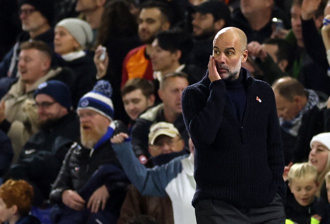 Pep Guardiola zaskrbljeno spremlja, kaj se dogaja s Cityjem. FOTO: Paul Childs/Reuters