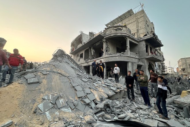 Opozorila humanitarnih organizacij o neskončnem trpljenju civilnega prebivalstva v Gazi in življenjsko nujni dostavi humanitarne pomoči so na mednarodnem diplomatskem parketu glasno preslišana. FOTO: Hassan Al-zaanin/Reuters