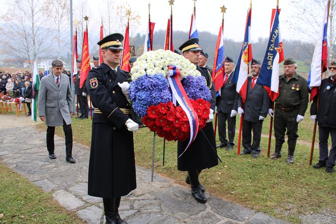 Obrambni minister Borut Sajovic je položil venec k spomeniku Francu Rozmanu Stanetu. FOTO: Bojan Rajšek/Delo