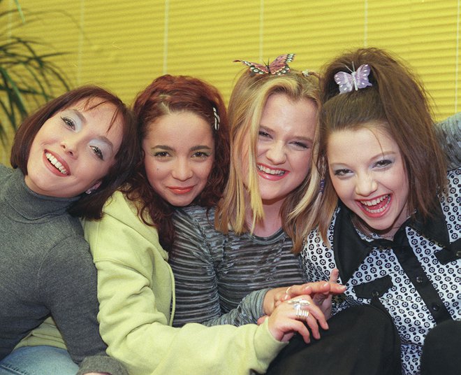 Prva zasedba Foxy Teens leta 1999. Maja Mauko, Gaynor Johnson, Mirna Reynolds in Tanja Žagar so bile najstniški fenomen slovenske pop scene na prelomu tisočletij. FOTO: Igor Modic/Delo