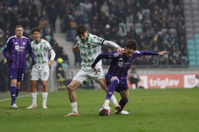 Večni nogometni derbi ni navdušil gledalcev. FOTO: Leon Vidic/Delo