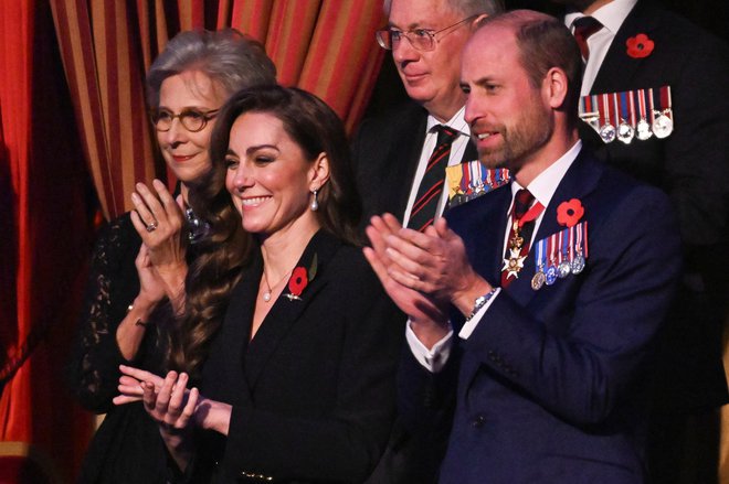 Sobotne slovesnosti ob dnevu spomina v Royal Albert Hall se je s člani kraljeve družine ta konec tedna udeležila tudi valižanska princesa Kate, ki naj bi septembra končala kemoterapijo. FOTO: Chris J. Ratcliffe/ Reuters