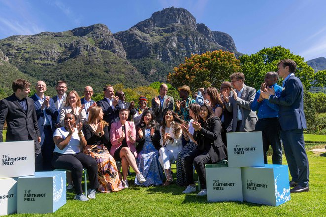 Princ William z letošnjimi finalisti za nagrado earthshot, ki je eden od njegovih najprepoznavnejših projektov, v nacionalnem botaničnem vrtu Kirstenbosch v Cape Townu. FOTO: Jerome Delay/AFP