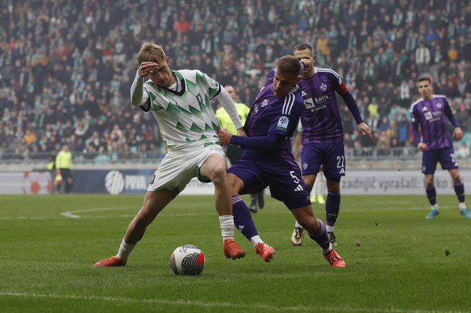 V Stožicah v nasprotju s priložnostmi ni manjkalo trdih dvobojev mož na moža, sodnik Antić je pokazal sedem rumenih in dva rdeča kartona. FOTO: Leon Vidic