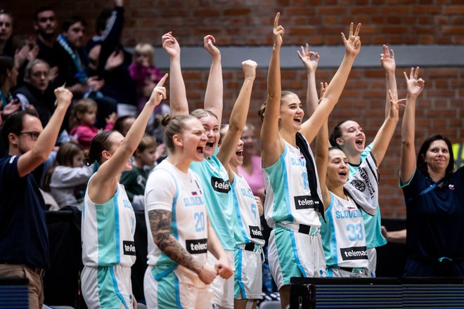 Veselje slovenskih košarkaric. FOTO: Fiba