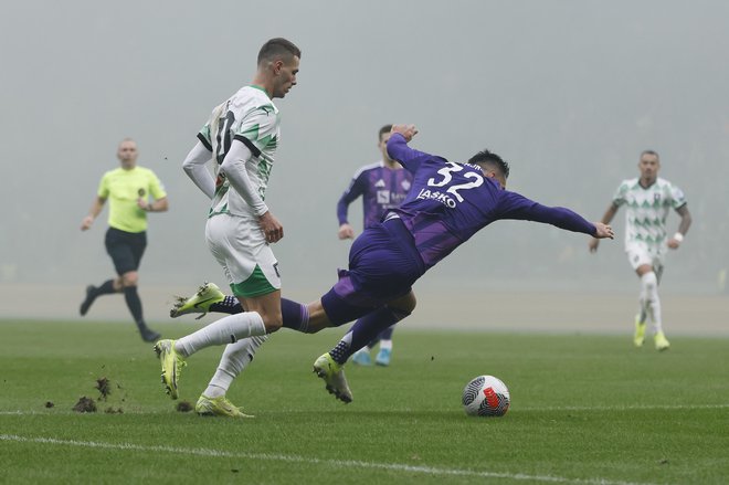 Večni nogometni derbi ni upravičil visokih pričakovanj. FOTO: Leon Vidic/Delo