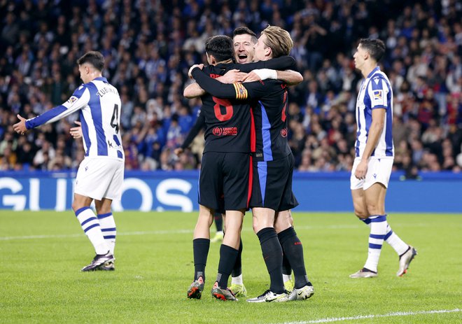 S 14 goli najboljši strelec španskega nogometnega prvenstva Robert Lewandowski se je prehitro veselil gola v San Sebastianu. Že 15. v sezoni je bil razveljavljen zaradi nedovoljenega položaja. FOTO: Vincent West/Reuters