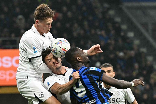 Scott Mc Tominay (levo) in Amir Rrahmani v derbiju sta zrežirala Napolijev gol, v obrambnih akcijah pa sta uspešno ustavila Interjevega napadalca Marcusa Thurama. FOTO: Gabriel Bouys AFP