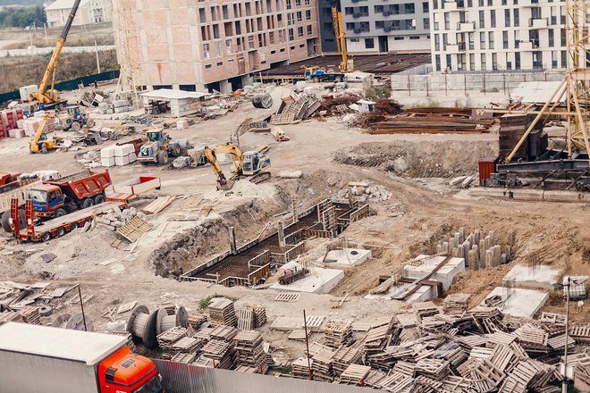 Z ustreznimi zavarovalnimi strategijami lahko gradbeni projekti potekajo brez zapletov in nepredvidenih stroškov. FOTO: Depostiphotos