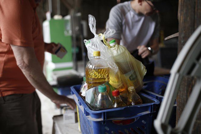 Čeprav je slovenska podružnica podjetja Ecosole registrirana za dejavnosti prevoza in zbiranje odpadkov, na ministrstvu za okolje menijo, da tuje podjetje ne more opravljati dejavnosti zbiranja odpadkov v Sloveniji. FOTO: Blaž Samec