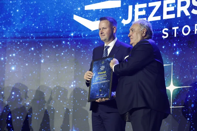 Jernej Jezeršek, direktor podjetja Mizarstvo Jezeršek, prevzame plaketo. FOTO: Leon Vidic/Delo