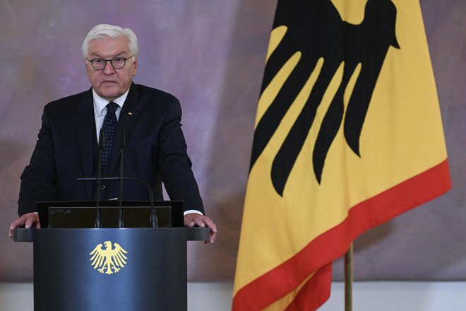 Predsednik Frank-Walter Steinmeier je odpovedal načrtovani obisk Savdske Arabije zaradi napetih razmer v Berlinu. Te dni se sestaja s predstavniki strank, da bi uskladil datum predčasnih volitev. FOTO: Ralf Hirschberger/AFP